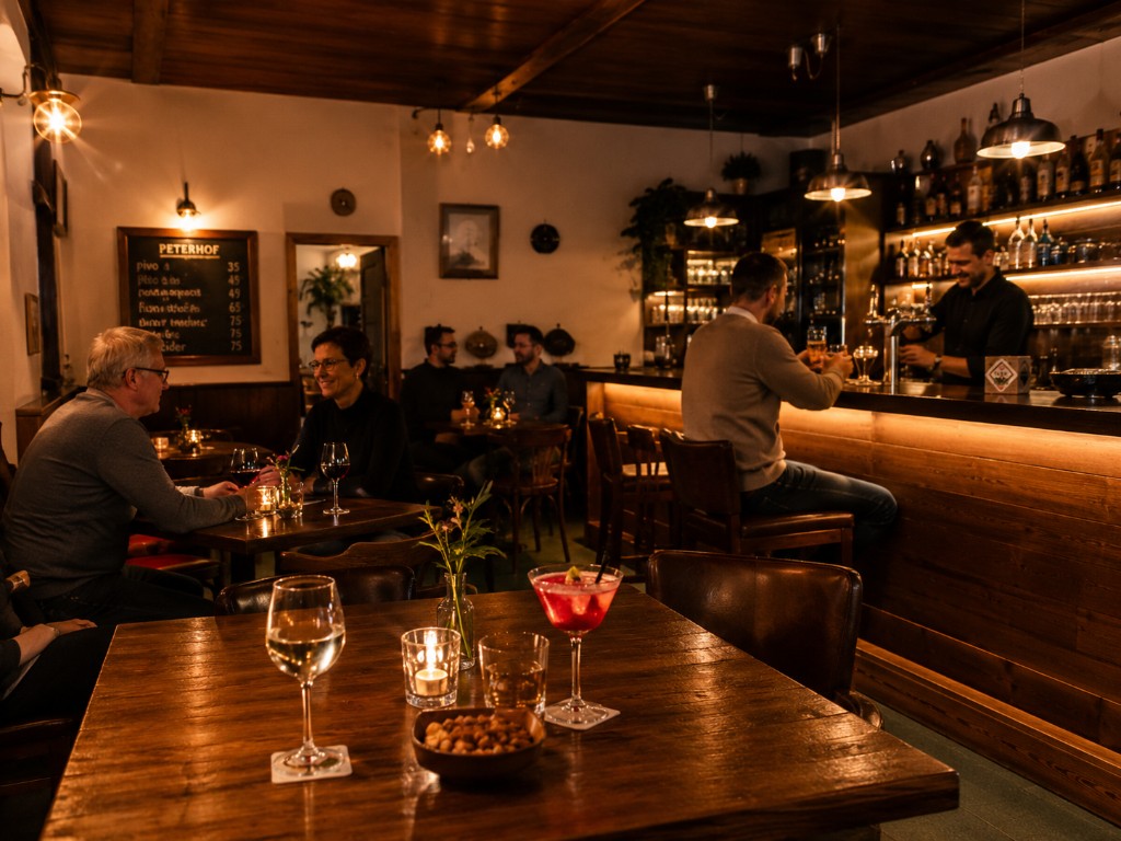 Gäste an der Bar im Peterhof am Abend